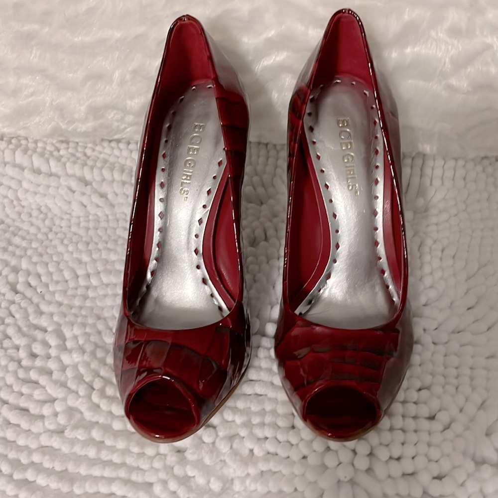 BCBG woman heels size 5.5 red/black snake skin print patten leather